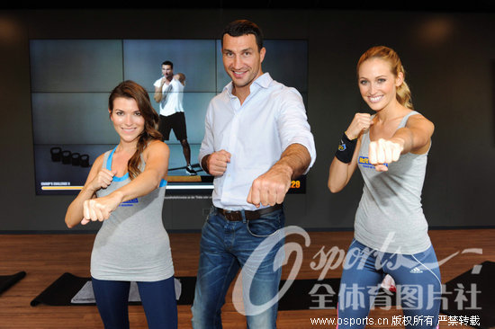 (图)小克里琴科出席训练课 拳坛第一猛男指导美女出拳_资讯频道_凤凰网