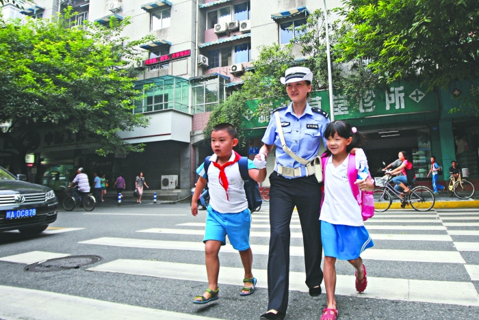 过马路……昨日上午,在泡桐树小学北区门口,这样的场景一次又一次出现