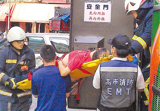 台湾一校车司机殒命前奋力擦撞停车 车上38人