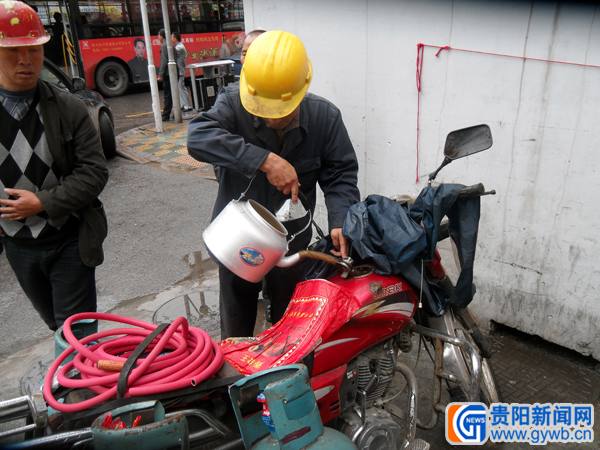 市民加油站摆摊租壶 每次收费一元