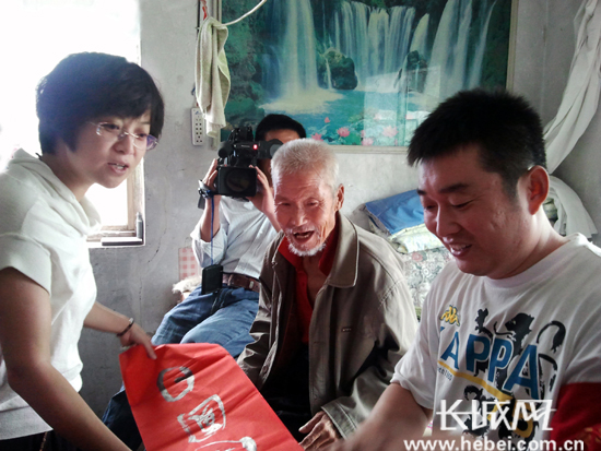 迁安马兰庄镇青年志愿者服务空巢老人过中秋