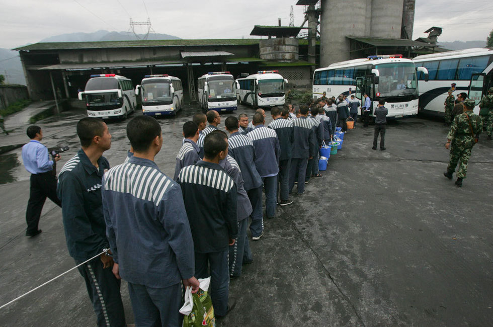 2012年9月26日,四川乐山,雷马屏监狱,服刑人员开始登车搬家.