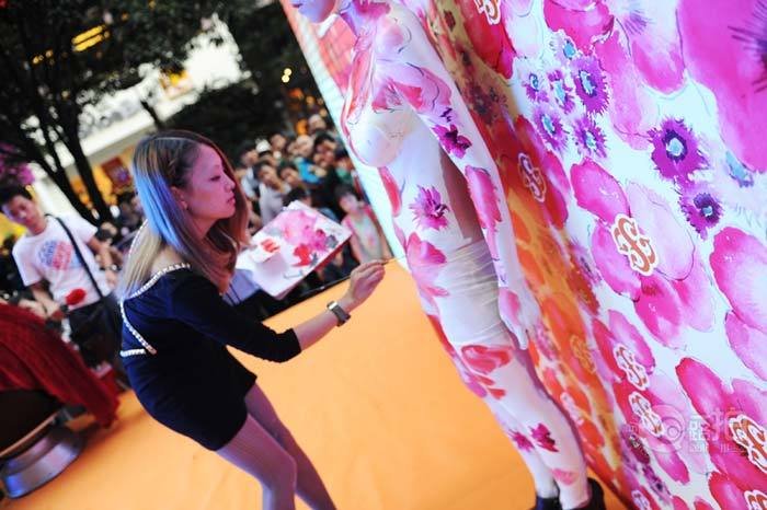 长沙街头现<em>裸体</em>彩绘 女模特着肉色衣服/图_资