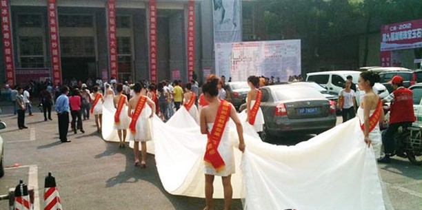 俄罗斯美女长沙秀超长婚纱 150米走半小时\/图