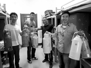 长春4名大学生办公司替同学做杂事 打热水1元