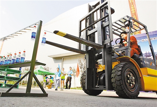 开叉车做这么细致的活用多久 高手出招:5分53秒