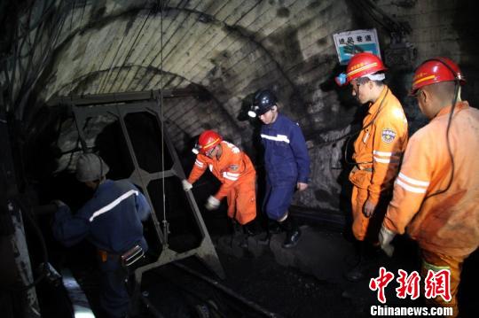 准备下矿井的救援人员。　王超　摄