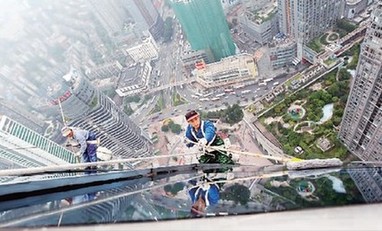 他们是 城市蜘蛛侠 每天工作三小时 每月收入上