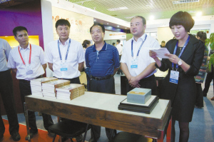 区长力推著作《松花石传奇》_资讯频道_凤凰