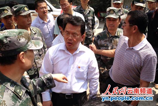 本网专稿:云南最年轻副省长亮相彝良灾区(图