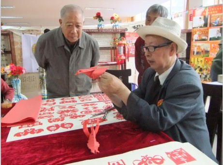 迎中秋 上百件民间工艺作品亮相社区