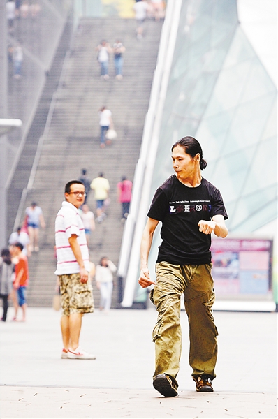 80后 脑瘫患者不啃老 凭本事追梦办微企(图)