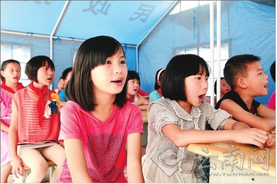 彝良县地震灾区帐篷学校开课了