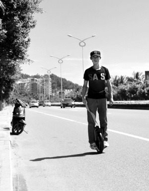 这款电动车个头只有一般电动车的轮子大小