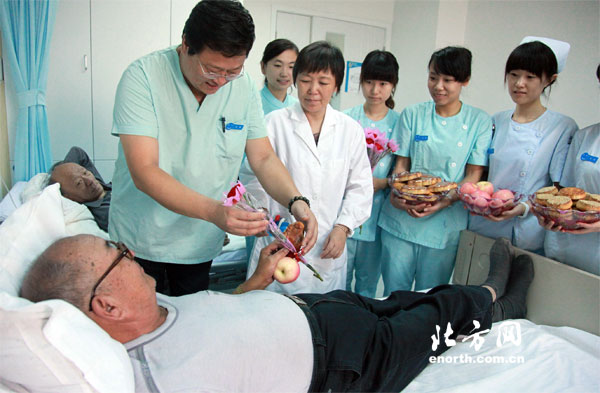 迎中秋 天津人民医院医护人员向病人送月饼