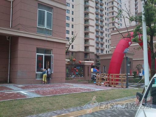 敲墙团伙横行小区垄断生意 物业默许成潜