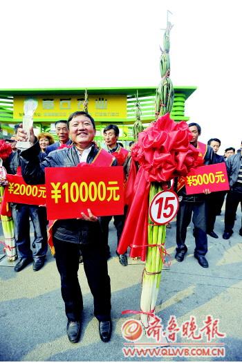 山东农民种出高2.23米巨型大葱 获奖1万元