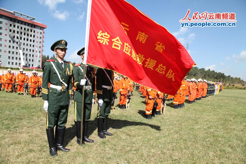 人民网昆明10月26日电 (记者赵文瑞)25日上午,云南省第20个119消防日系列宣传活动启动暨大型综合灭火救援实战演习在省公安消防总队培训基地举行。 云南消防总队共调集48车604人参与到演练中,涡喷消防车、登高平台消防车、举高喷射消防车、云梯消防车等装备纷纷上阵, 据了解,此次演练参与人员之多、规模之大、演练效果之好在近年来均属首次。 今年的119消防日系列宣传活动以全民参与消防,共创平安和谐为主题,以简洁、实用、高效为原则,开展贴近群众、贴近基层、贴近生活的消防宣传教育活动。启动仪式后,