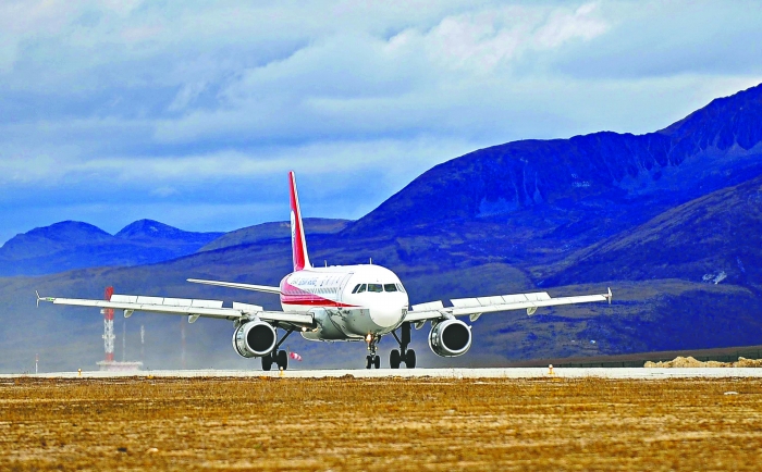 无须地面导航 飞机安全着陆康定机场