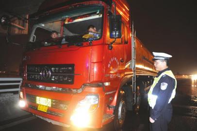 货车腰灯晃眼 司机罚款 400 元