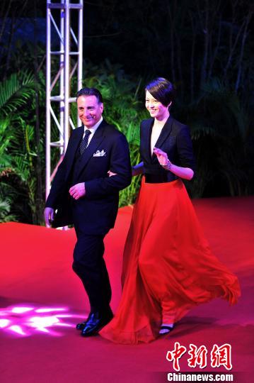 谢婷婷教罗纳尔多说汉语美女 两人牵手走红毯