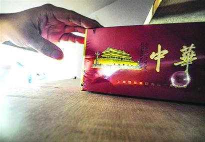 街头高价回收香烟藏调包陷阱 验完货中华烟变