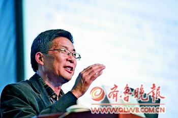 　　27日,高存山在齐鲁大讲坛上演讲。