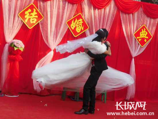 国庆节喜上加喜 河北省农村结婚流行西式婚礼
