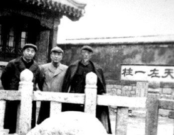 1961年5月郭沫若(中)与山东省副省长栗再温(左