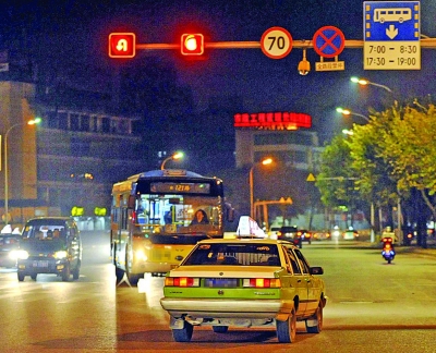 按新规闯红灯记6分 是不是被交警现场逮住的才