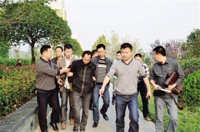 遭蒙头<em>封嘴捆绑</em>+女孩机智获救