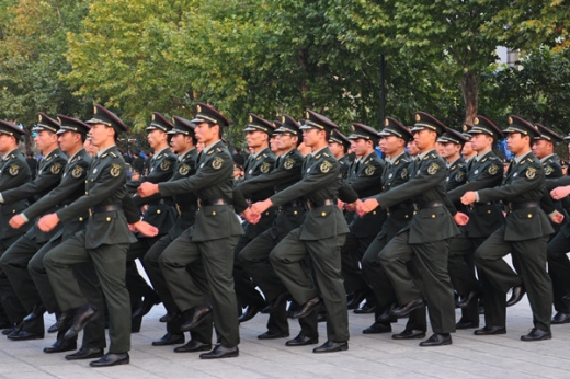 解放军信息工程大学:步履铿锵迎“双节”_资讯频道_凤凰网