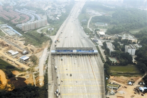 小图为晶报记者赖犁9月29日晚拍摄的出深车辆拥挤在机荷高速荷坳服务