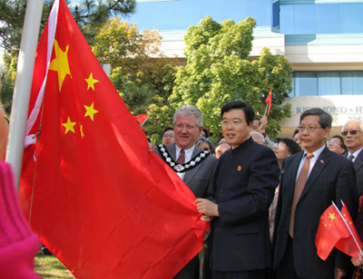 房总领事与巴罗市长共同升起五星红旗