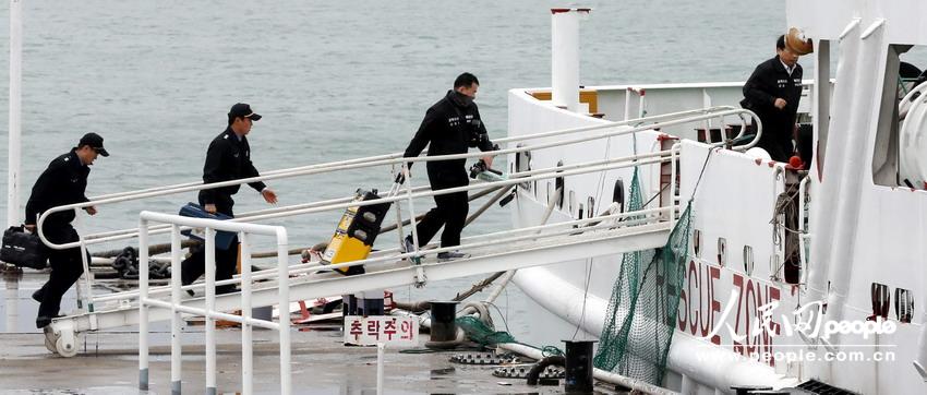 高清:韩国海警扣留中国渔船逮捕多名渔民