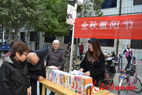 九九重阳 湖北宜城图书馆在福利院里搭书角