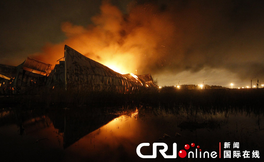 俄罗斯圣彼得堡一工业区发生火灾 场面惨烈(高