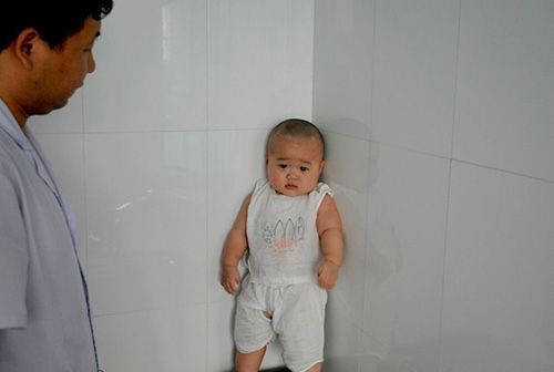 怕打针宝宝躲墙角萌死人 小孩哭声有情绪