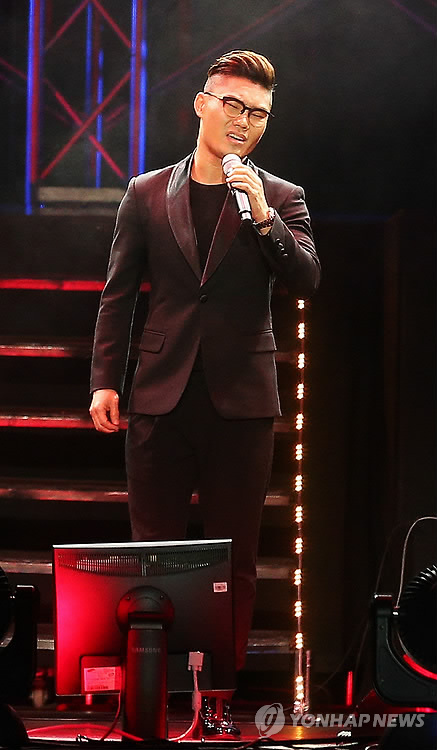 韩国歌手金范秀在美国卡内基大厅举行演唱会