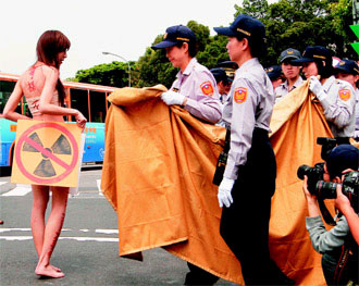 台警政署:<em>女警</em>非花瓶 <em>危险</em>外勤也要做(图)_资
