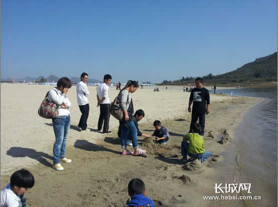 狼牙山沙滩浴场休闲娱乐的游人.长城网 王钊 摄