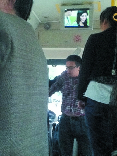 打司机的男乘客。网友提供