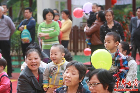 着汉服拜孔子诵经典 国学幼儿园受追捧\/组图