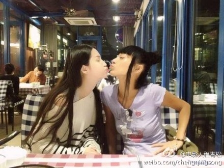 蓝燕白灵疑出柜 当众亲吻尺度之大令人咋舌(图