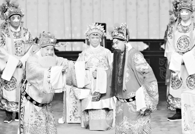 "甘露寺"一折中,朱强,赵葆秀,韩胜存同台飙戏.记者刘洪洋 摄