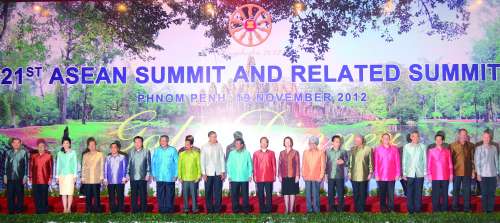 表情 11月19日,与会国领导人身着柬埔寨民族服装,参加东盟峰会欢迎