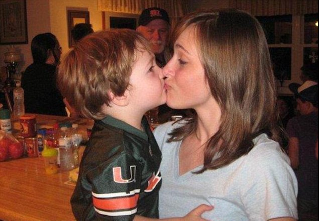 令人忍俊不禁的照片:无法拒绝乳房诱惑的坏孩