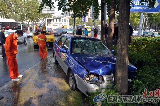 事发现场，出租车车头损毁严重。