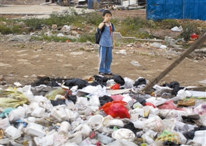 布吉新乐路垃圾臭气熏天,过往行人被迫捂住鼻子经过.