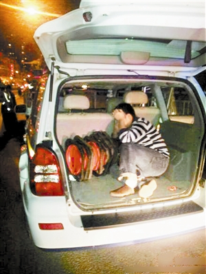 酒驾司机锁车 交警破窗执法